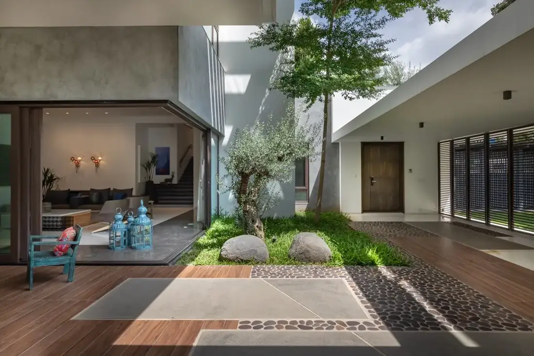 Modern courtyard home